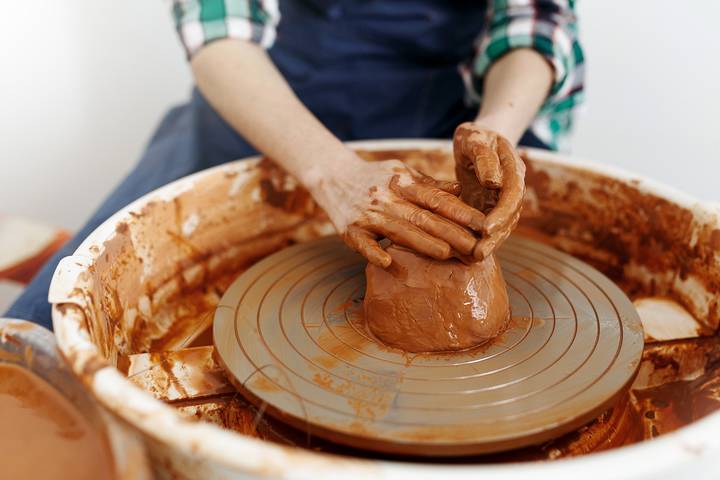 The best pottery classes in Toronto should have excellent instructions, good equipment, and flexible schedules.